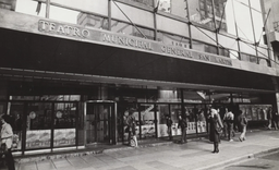 La isla. El teatro San Martín en dictaduras